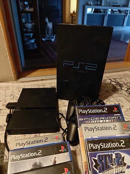 Sony PlayStation 2 konsoli ja pelejä