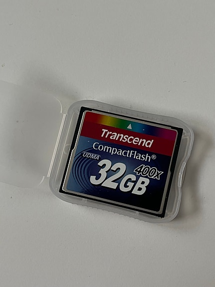 Transgender CompactFlash 32 Gb muistikortti ja suojakotelo