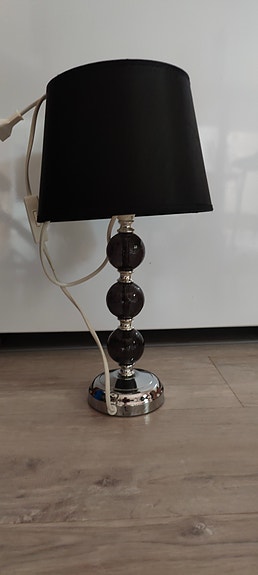 IKEA pöytälamppu mustalla varjostimella