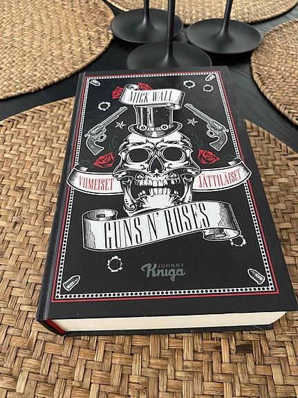 Johnny Kniga Guns N’ Roses Viimeiset jättiläiset -kirja