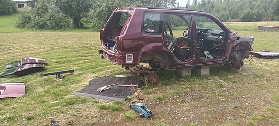 Nissan X-Trail T30 2.0 varaosia