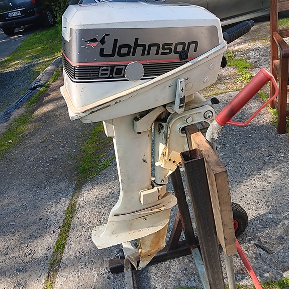 Johnson 8.0 hv 2-tahti lyhytrikinen moottori.