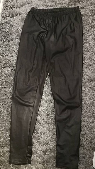 uudet mustat legginssit M