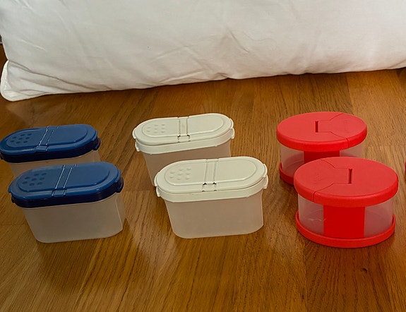 Tupperware pienet maustepurkit 2€/kpl.