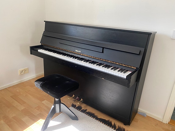 Uuteen kotiin Hellaksen akustinen piano ja tuoli