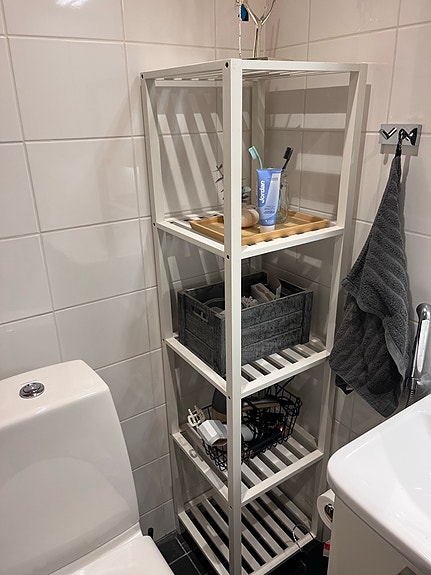 Valkoinen kylpyhuoneen hylly