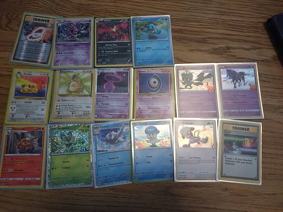 Vanhoja ja uusia vähän harvinaisempia Pokemon kortteja