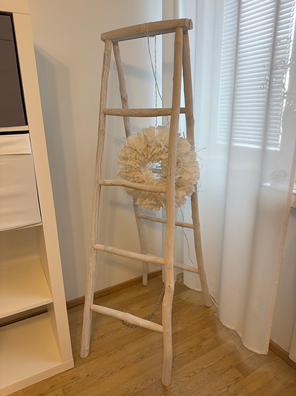 Valkoiset sisustustikkaat
