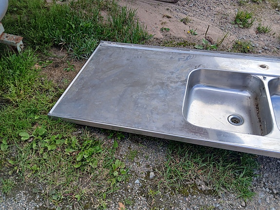 Teräksinen keittiön tiskipöytä kaksialtaalla