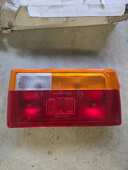 Renault 9  takavalo, oikea.