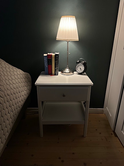 IKEA yöpöytä