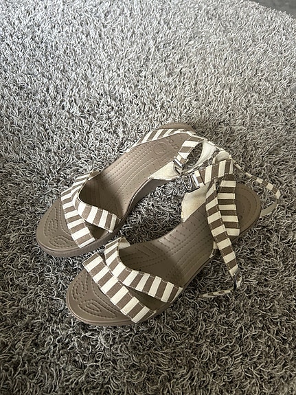 Crocs sandaalit kiilakorko koko 40 raidalliset