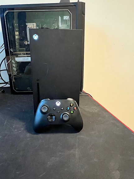 Hyvässä kunnossa oleva Xbox series x + yks ohjain ja peli!