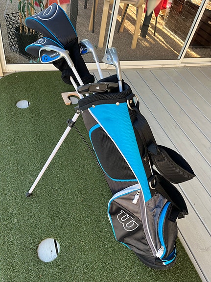 Wilson junior-golfmailasetti bägi mukana