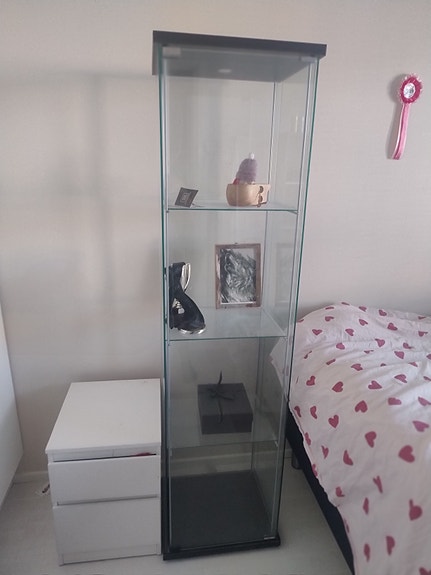 Ikea lasivitriini