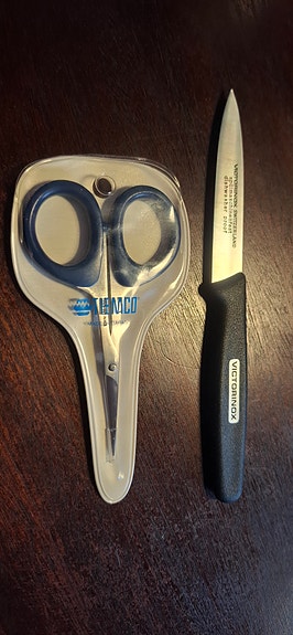 Tiemco TMZ razor sakset ja Victorinox veitsi