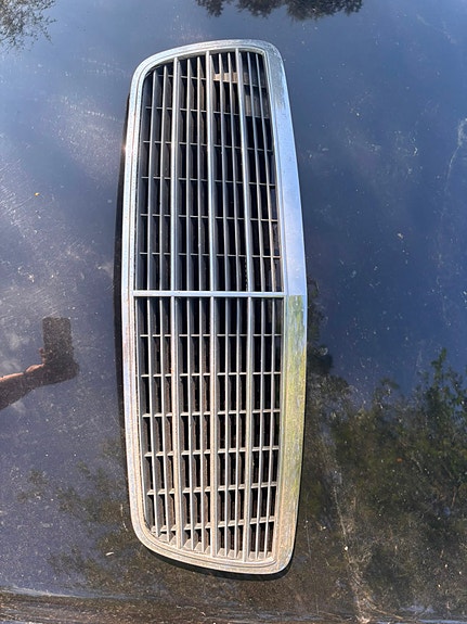 Mercedes-Benz etusäleikkö / maski