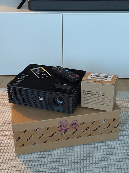ViewSonic PJD5533w projektori ja uusi lisälamppu