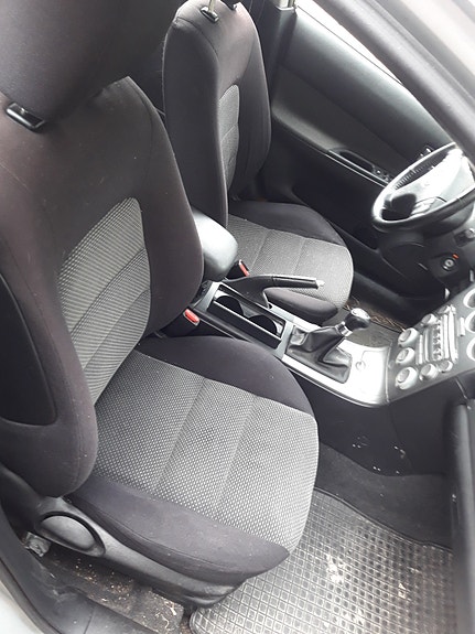 Mazda 6 farmarin 2004 oikea etupenkki