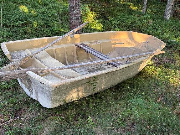 Pieni lasikuituinen soutuvene
