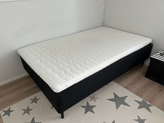 Laadukas 120cm leveä runkopatjasänky + Memory Foam -sijauspatja