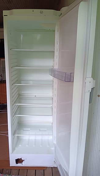 Korkea jääkaappi