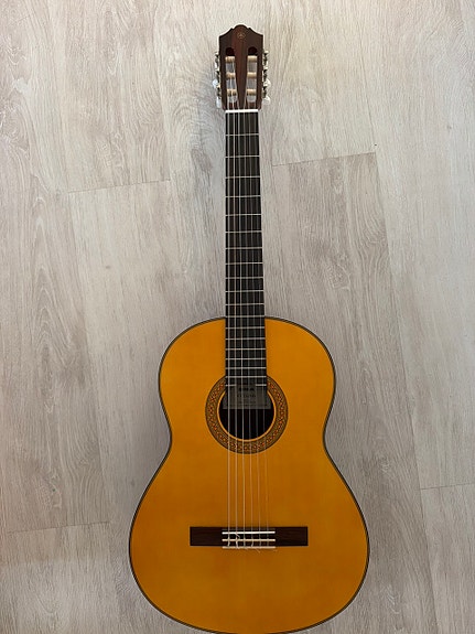 Yamaha CG122MS klassinen akustinen kitara, laukku, jalkatuki, viritin ja kirja