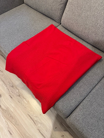 IKEA punainen päiväpeitto