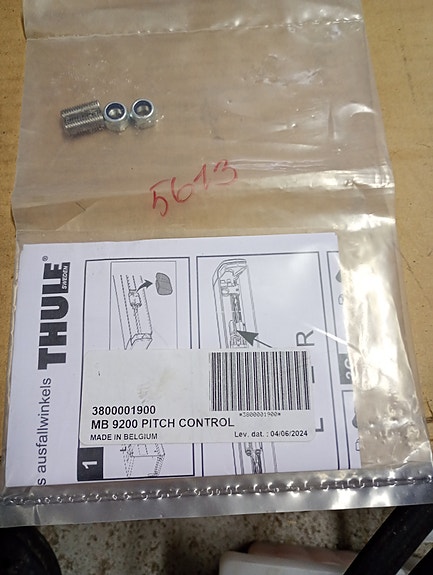 Thule Omnistor MB 9200 -markiisin kaltevuuskulman säätö (Pitch Control) ruuvit
