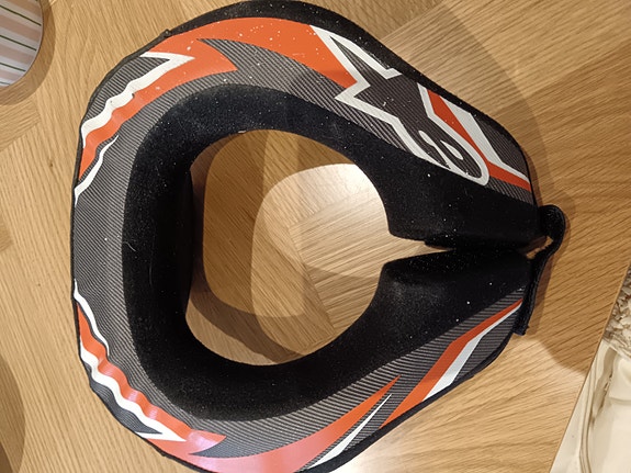 Alpinestars niskatuki musta/punainen.