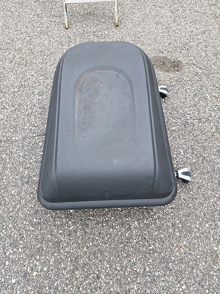 Kattoboksi auton kattotelineisiin