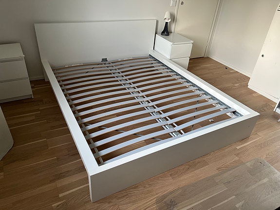 VARATTU!! IKEA MALM -sängyn runko 160 x 200 cm ja sälepohja
