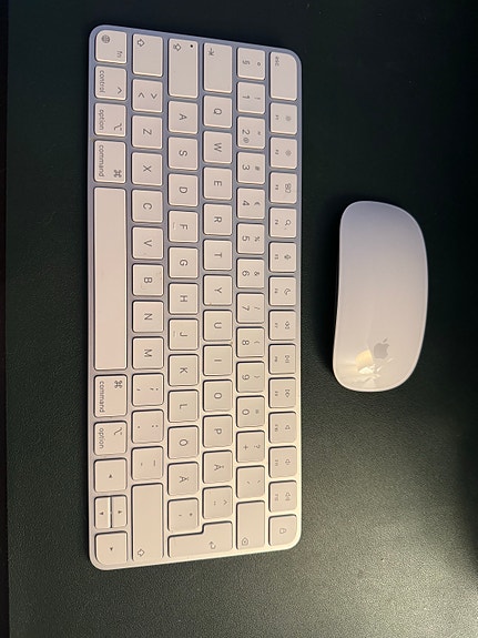 Apple langaton näppäimistö ja Magic Mouse