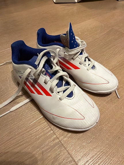 Adidas lasten sisäpelikengät koko 30