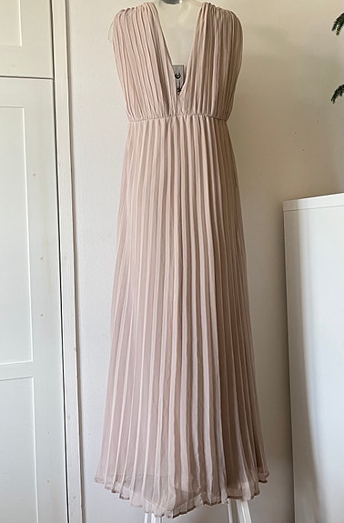 Nude pitkä juhlamekko L / XL NLY Eve pliseerattu goddess mekko joustava 44/46/48