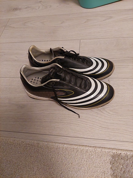 Adidas jalkapallokengät