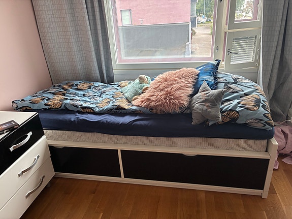 IKEA sänky säilytyslaatikoilla