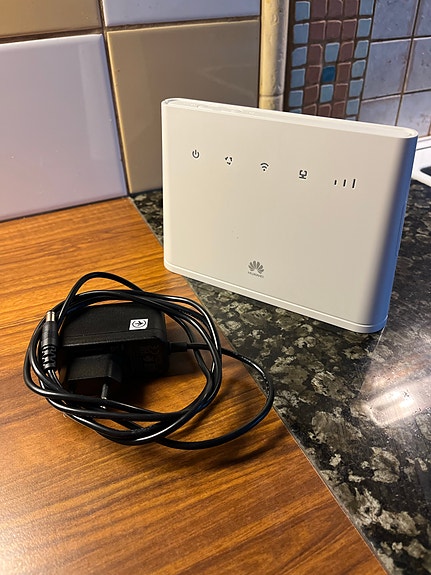 Huawei B311s-220 4G LTE -modeemi / reititin