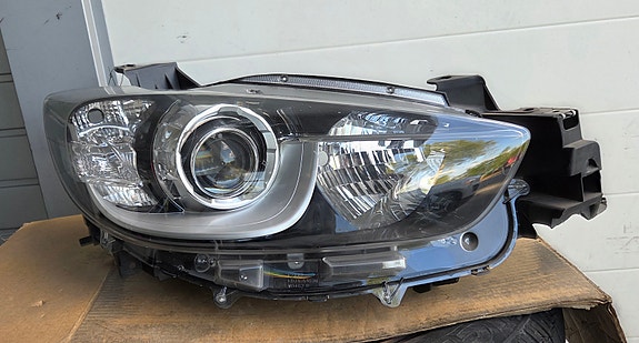 Mazda CX-5 12-17 Oikea Xenon ajovalo