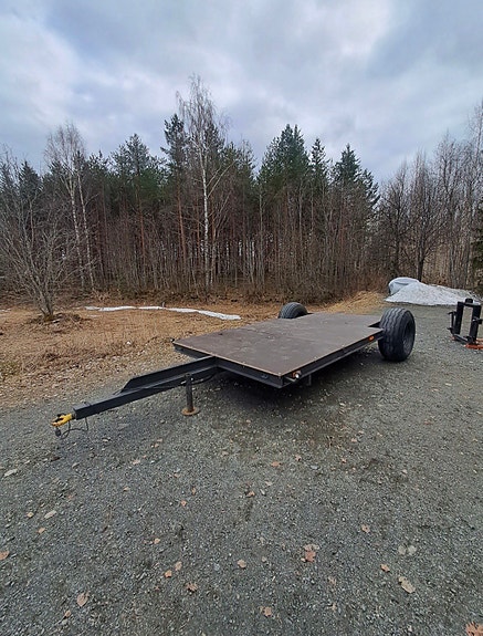 Traktorin perässä hinattava lavetti