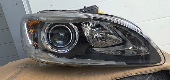 Volvo S60/V60 2014-18 oikea ajovalo xenon