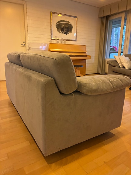 Alcantaralla päällystetty kahdenistuttava sohva