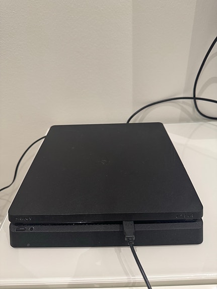 PS4 + 3 ohjainta + 2 peliä - Toimiva paketti