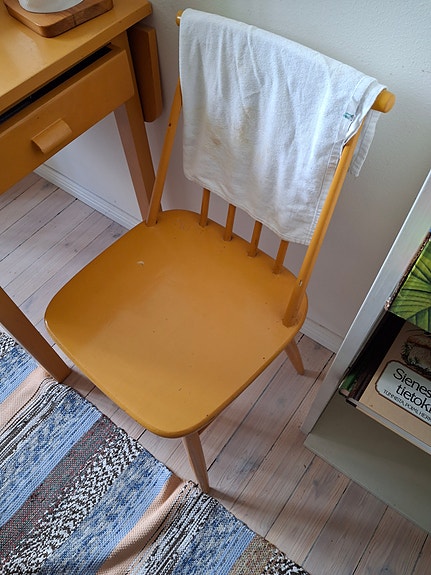 Vanhoja pinnatuoleja 2 kpl