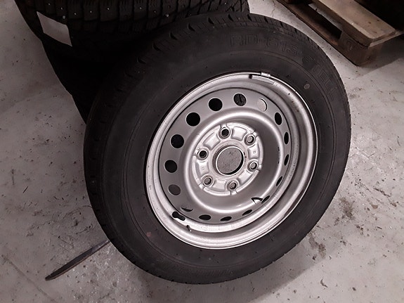 Toyota Hiace vanteet 15 tuumaiset. renkaat päällä