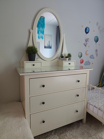 Harvinainen IKEA Hemnes -lipasto peilillä + lasikansi (Valkoinen)