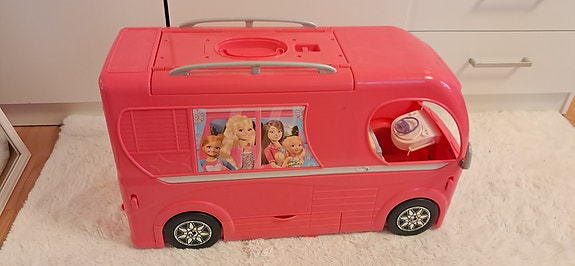 Barbie matkailuauto tarvikkeineen