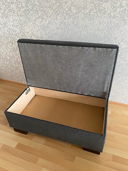 Harmaa  iso rahi säilytystilalla