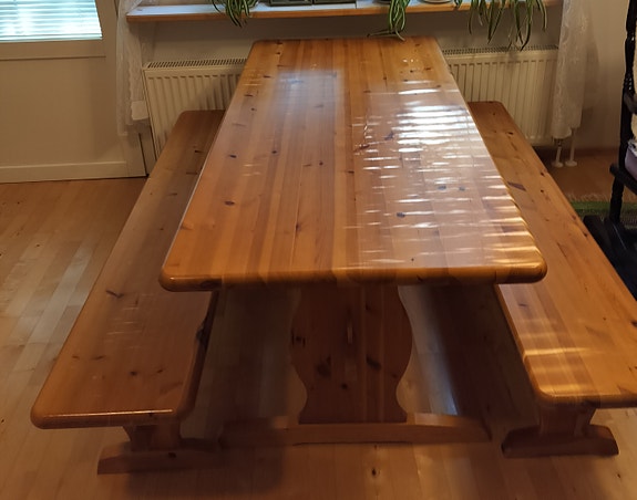 Pöytä ja penkit