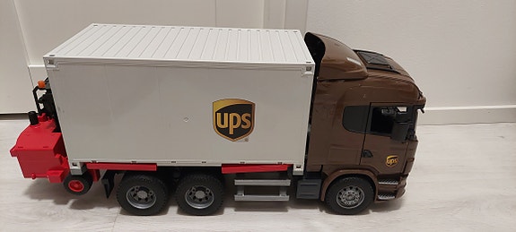 Bruder Scania Super UPS 560R kuorma-auto ja trukki
